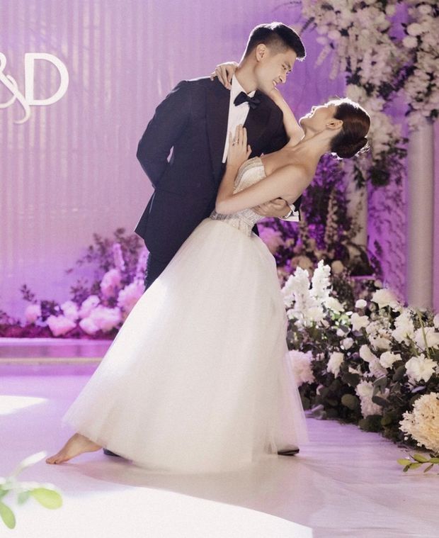 Dù đã bị bỏng lạnh nhưng Thùy Dung vẫn thực hiện màn first dance cùng chú rể trong đám cưới. Dù đã bị bỏng lạnh nhưng Thùy Dung vẫn thực hiện màn first dance cùng chú rể trong đám cưới.