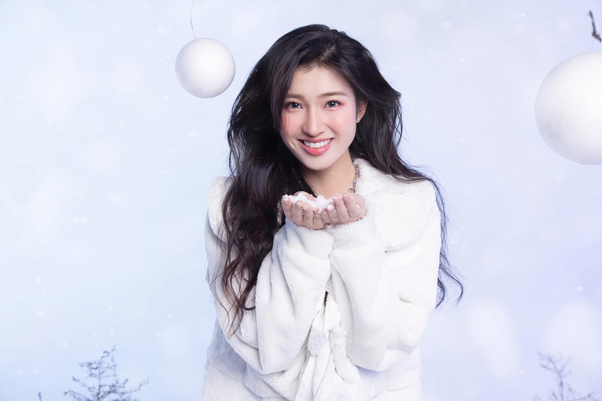 Vẫn là nụ cười tỏa nắng pha chút trẻ con tinh nghịch, bức ảnh của Á hậu Phương Nhi khiến người hâm mộ hết lời khen ngợi.