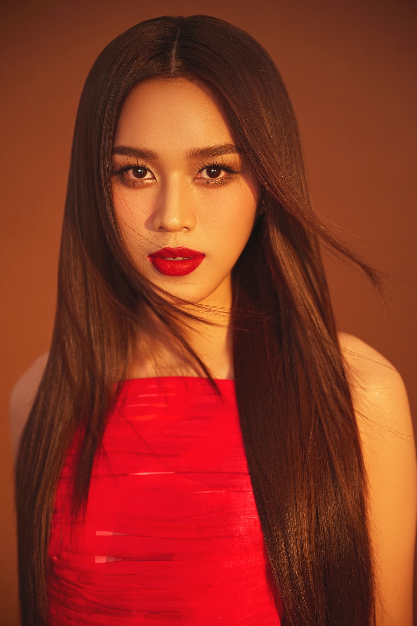 Gương mặt nhỏ nhắn kèm theo lối trang điểm đậm, Đỗ Thị Hà đẹp quyến rũ. Ảnh FBNV