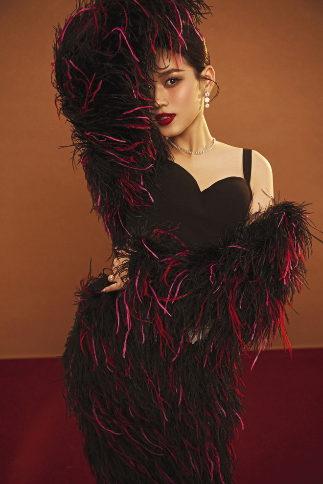 Trong suốt thời gian đương nhiệm, Hoa hậu Đỗ Thị hà chưa từng vướng scandal nào. Cô tích cực hoạt động thiện nguyện đồng thời luôn nỗ lực để hoàn thiện bản thân bằng việc trau dồi tri thức. Nguồn Bazaar