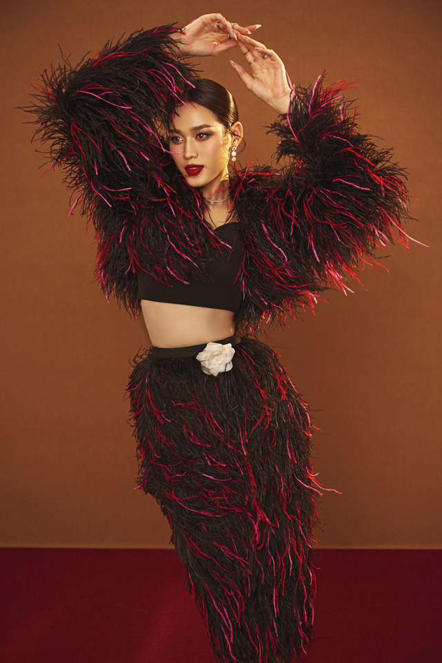 Mới đây, trên trang cá nhân của mình, Đỗ Thị Hà đăng tải bộ ảnh đầy quyến rũ trước ngày chuyển giao nhiệm kỳ nhận được sự chú ý của cộng đồng mạng.