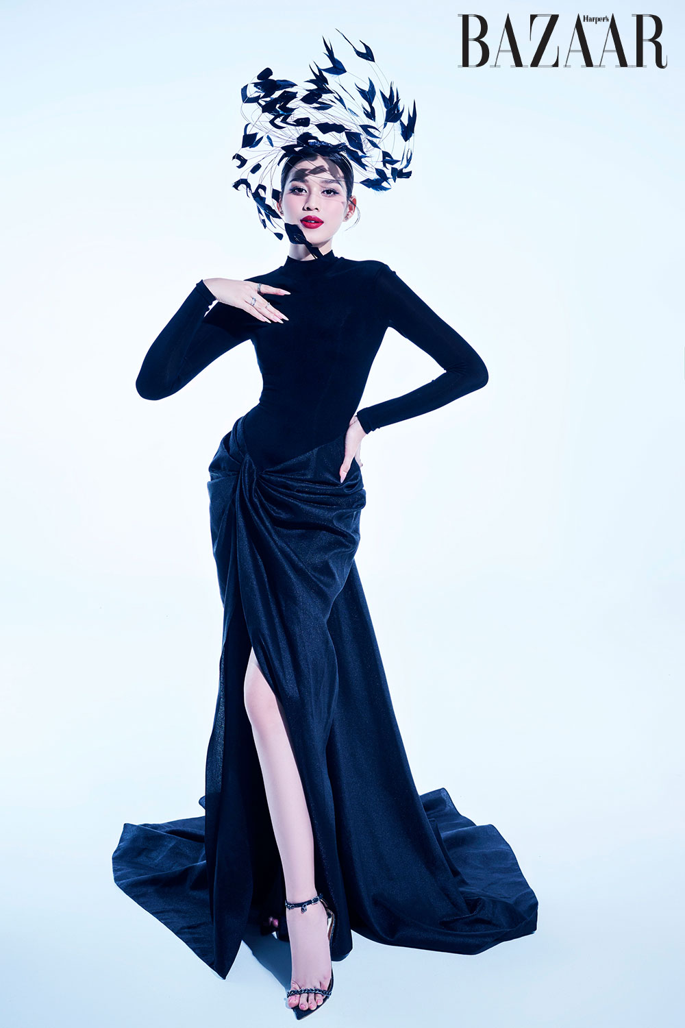 Đặc biệt, mỗi lần xuất hiện ở các sự kiện, Đỗ Thị Hà luôn lựa chọn cho mình những phong cách nhẹ nhàng, không quá táo bạo. Chính sự an toàn của người đẹp gốc Thanh Hóa đã khiến cô nhận một số lời chê nhạt nhòa. Nguồn Bazaar