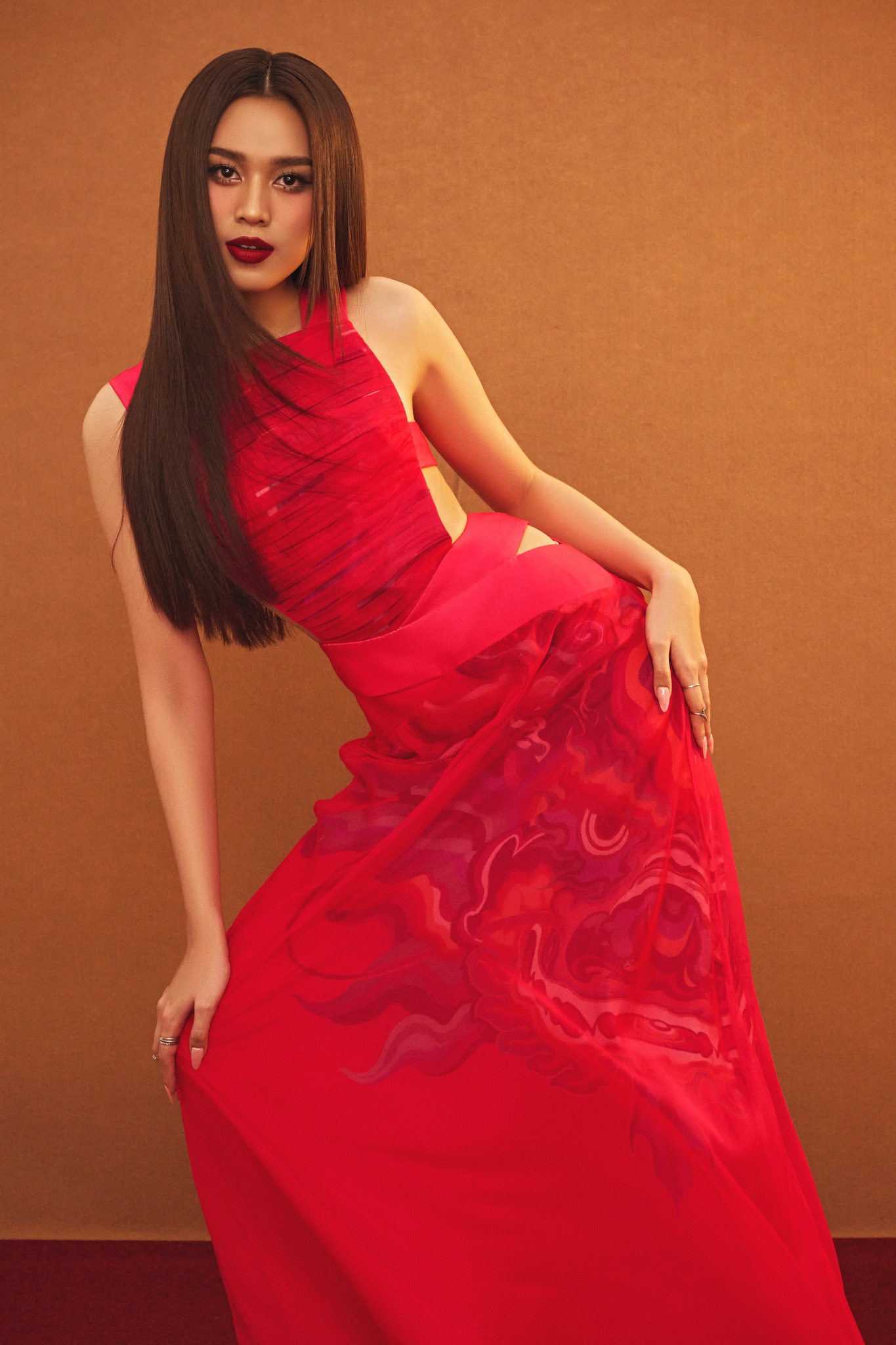 Ngoài nhan sắc xinh đẹp thì thần thái “đỉnh cao” cùng gương mặt không tì vết thì Hoa hậu Việt Nam 2021 có thể cân đủ loại các phong cách dù là trong trẻo, nhẹ nhàng hay cá tính. Ảnh FBNV