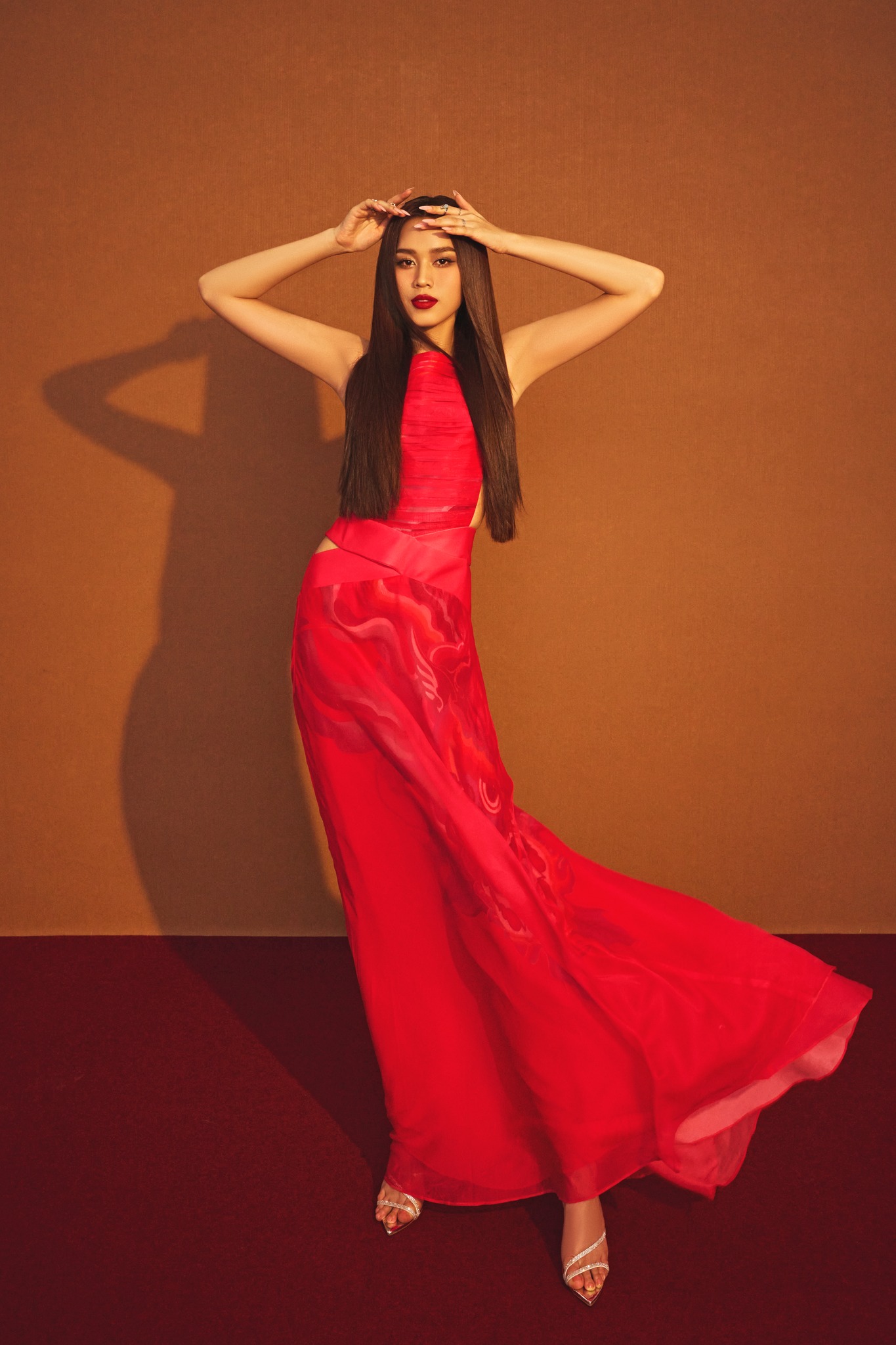 Xuất hiện trong bộ đầm màu đỏ tôn lên vòng eo nhỏ nhắn, Hoa hậu Đỗ Thị Hà nhận được cơn mưa lời khen về nhan sắc. Ảnh FBNV