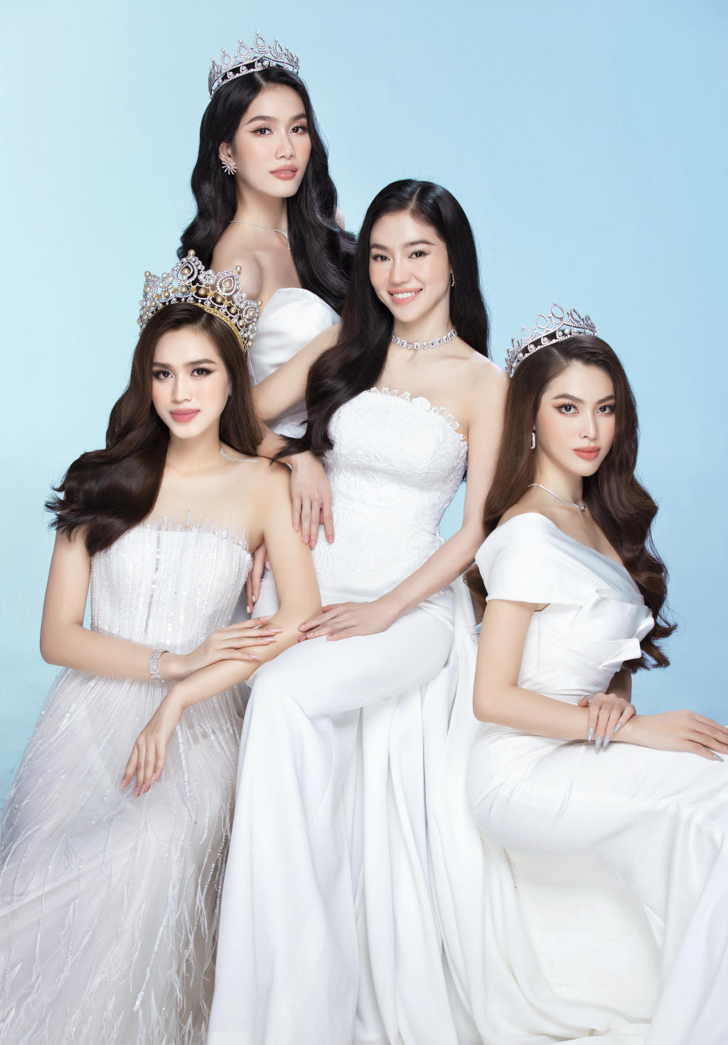 Bà Phạm Kim Dung và Top 3 Hoa hậu Việt Nam 2020.