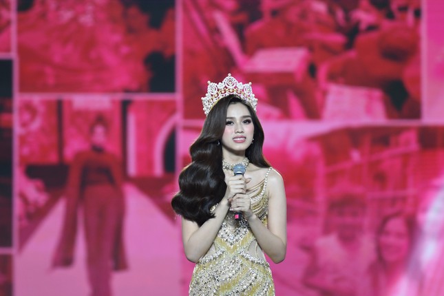 Xúc động lời tâm sự của Đỗ Thị Hà trước giây phút chuyển giao vương miện cho Tân Hoa hậu Việt Nam 2022. Ảnh chụp màn hình