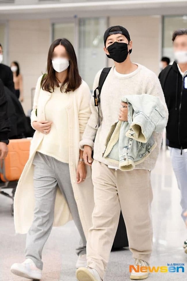 Song Joong Ki và bạn gái mới. Ảnh Newsen