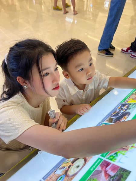 Á hậu Phương Nhi công khai muốn thân mật với con trai Hòa Minzy nhưng lại nhận được câu phũ phàng - Ảnh 2 Á hậu Phương Nhi công khai muốn thân mật với con trai Hòa Minzy nhưng lại nhận được câu phũ phàng - Ảnh 2