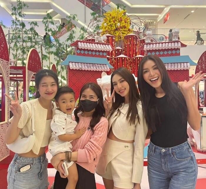 Á hậu Phương Nhi và Hoa hậu Thùy Tiên hớn hở chụp chung hình với mẹ con Hòa Minzy. Á hậu Phương Nhi và Hoa hậu Thùy Tiên hớn hở chụp chung hình với mẹ con Hòa Minzy.
