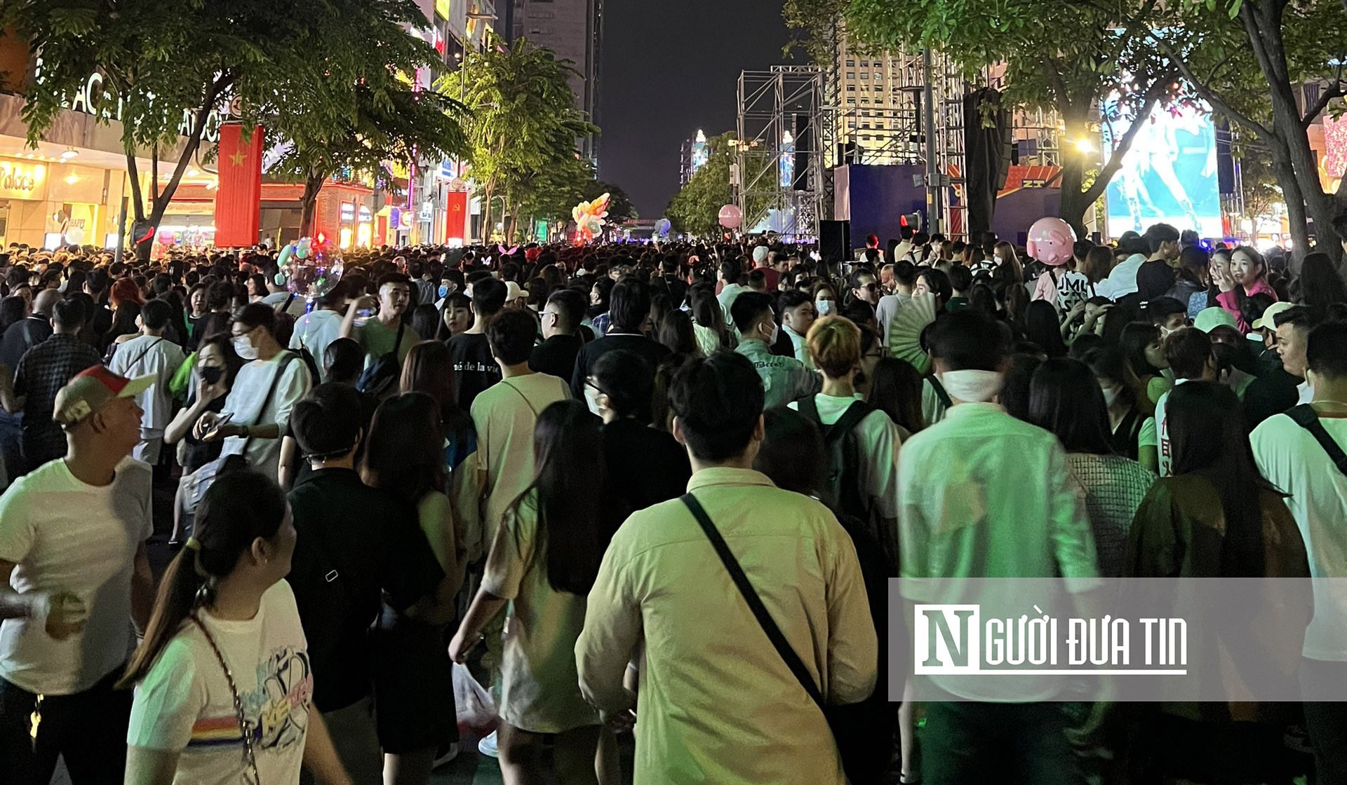 Đến gần sát giờ diễn ra chương trình, người dân dân đã ken đặc tại phố đi bộ Nguyễn Huệ.