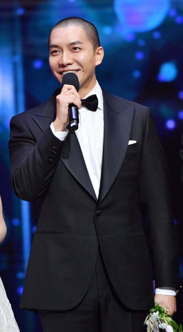 Lee Seung Gi lộ ảnh cạo trọc đầu sau ồn ào với công ty quản lý Lee Seung Gi lộ ảnh cạo trọc đầu sau ồn ào với công ty quản lý