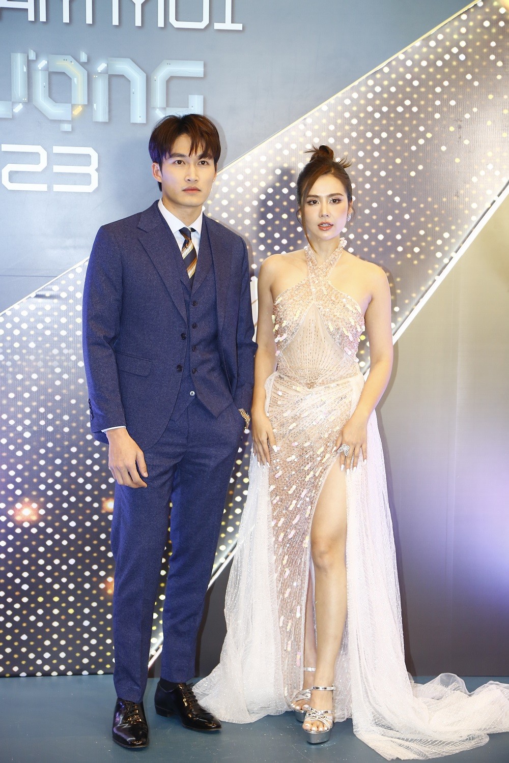 Thái độ 'lạnh lùng' của Đình Tú khi sánh bước cùng Huyền Lizzie trên thảm đỏ