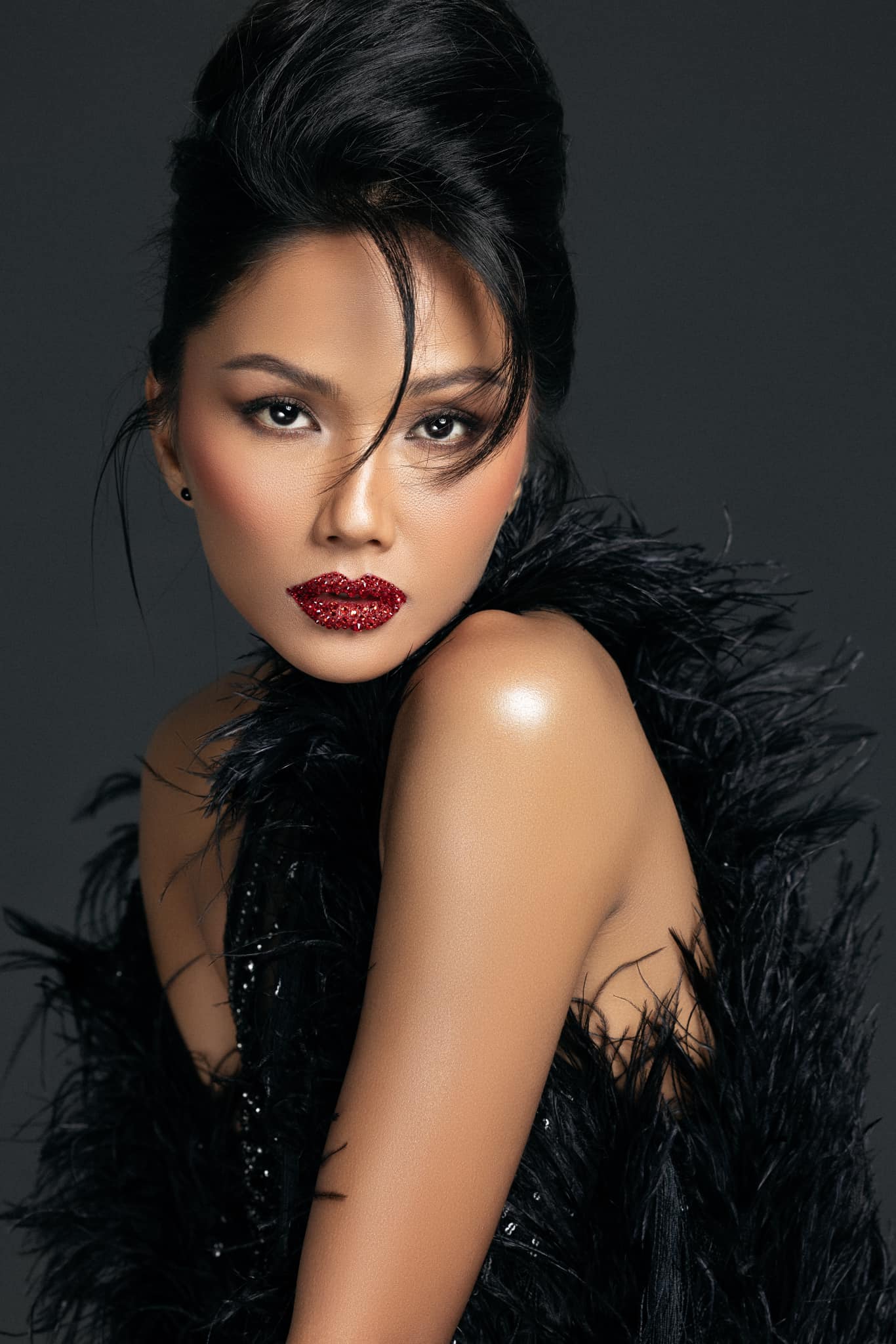 Động thái mới nhất của Hoa hậu H'Hen Niê sau khi bị nghi ra nước ngoài chụp ảnh cưới - Ảnh 1