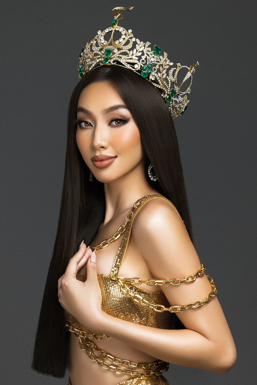 Nhìn Thùy Tiên quyền lực như nữ hoàng. Ảnh FB Louis Huy Đặng