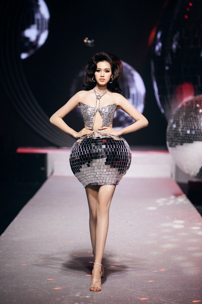 Đỗ Thị Hà đầy thần thái trong show thời trang. Đỗ Thị Hà đầy thần thái trong show thời trang.