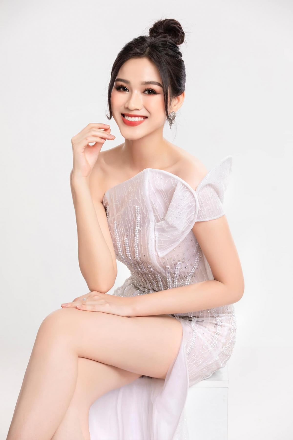 Lộ clip trong hậu trường của Đỗ Thị Hà: Dáng đi kỳ lạ giống như Ngọc Trinh từng gặp phải - Ảnh 1 Lộ clip trong hậu trường của Đỗ Thị Hà: Dáng đi kỳ lạ giống như Ngọc Trinh từng gặp phải - Ảnh 1