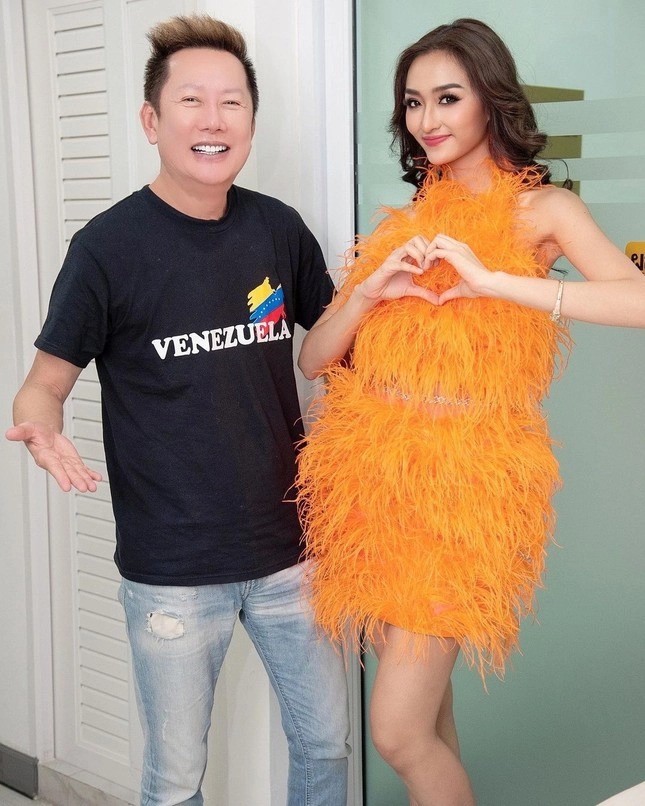 Ông Nawat và Á hậu 5 của Hoa hậu Hòa bình quốc tế 2022.