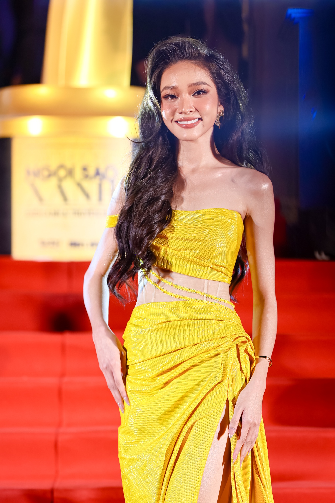 Cũng giống như Á hậu Thủy Tiên, Hoa hậu hoàn cầu Việt Nam 2022 - Phạm Kim Ngân cũng xuất hiện với bộ đầm vàng đẩy quyến rũ. Không chỉ khoe vai trần gợi cảm mà chiếc váy của người đẹp còn làm tôn lên vòng eo thon nhỏ cùng đôi chân dài nuột nà.