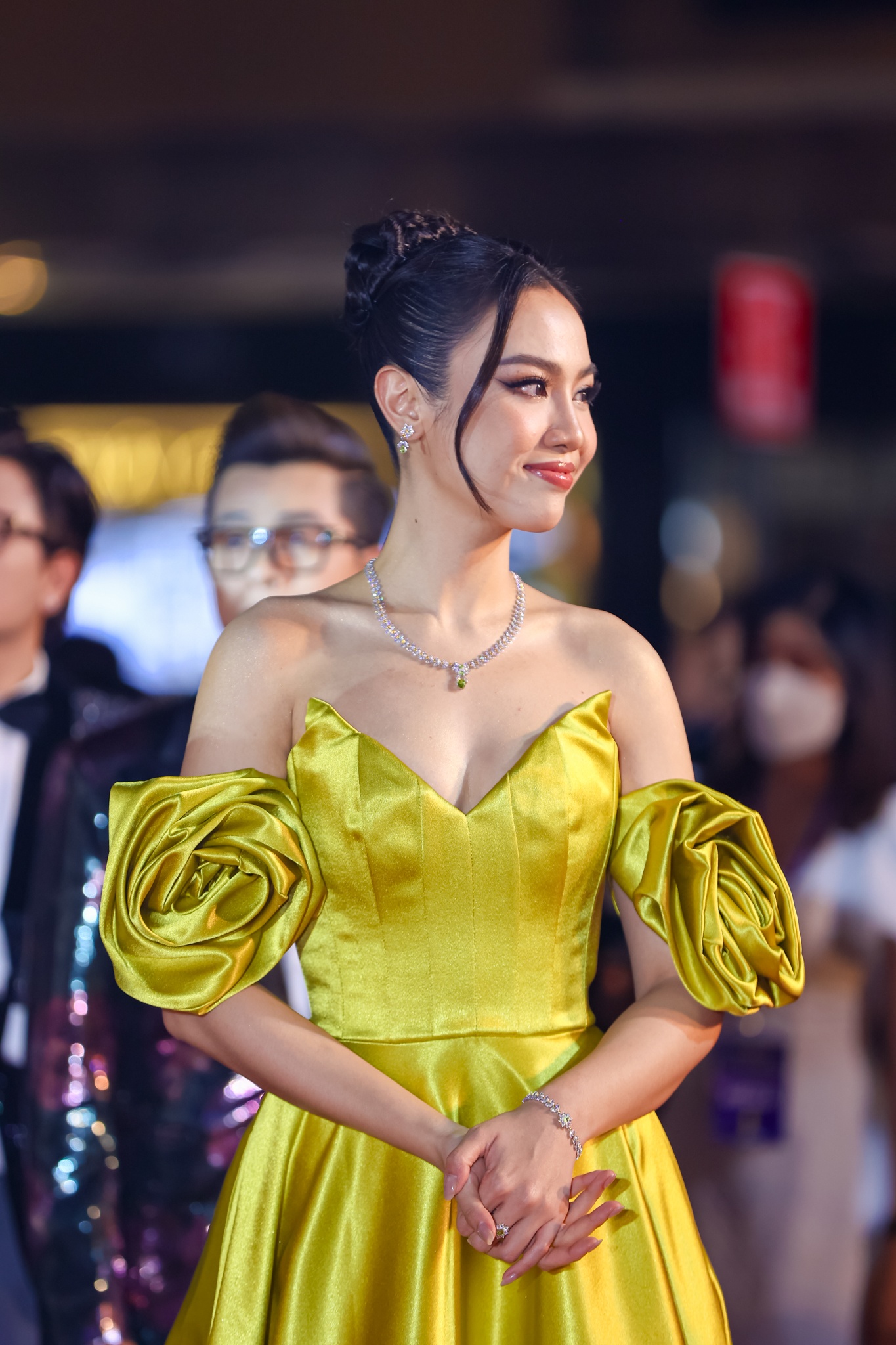 Á hậu Thủy Tiên năm nay cũng xuất hiện tại thảm đỏ với chiếc váy vàng rực rỡ khi đảm nhận vai trò là người trao giải.