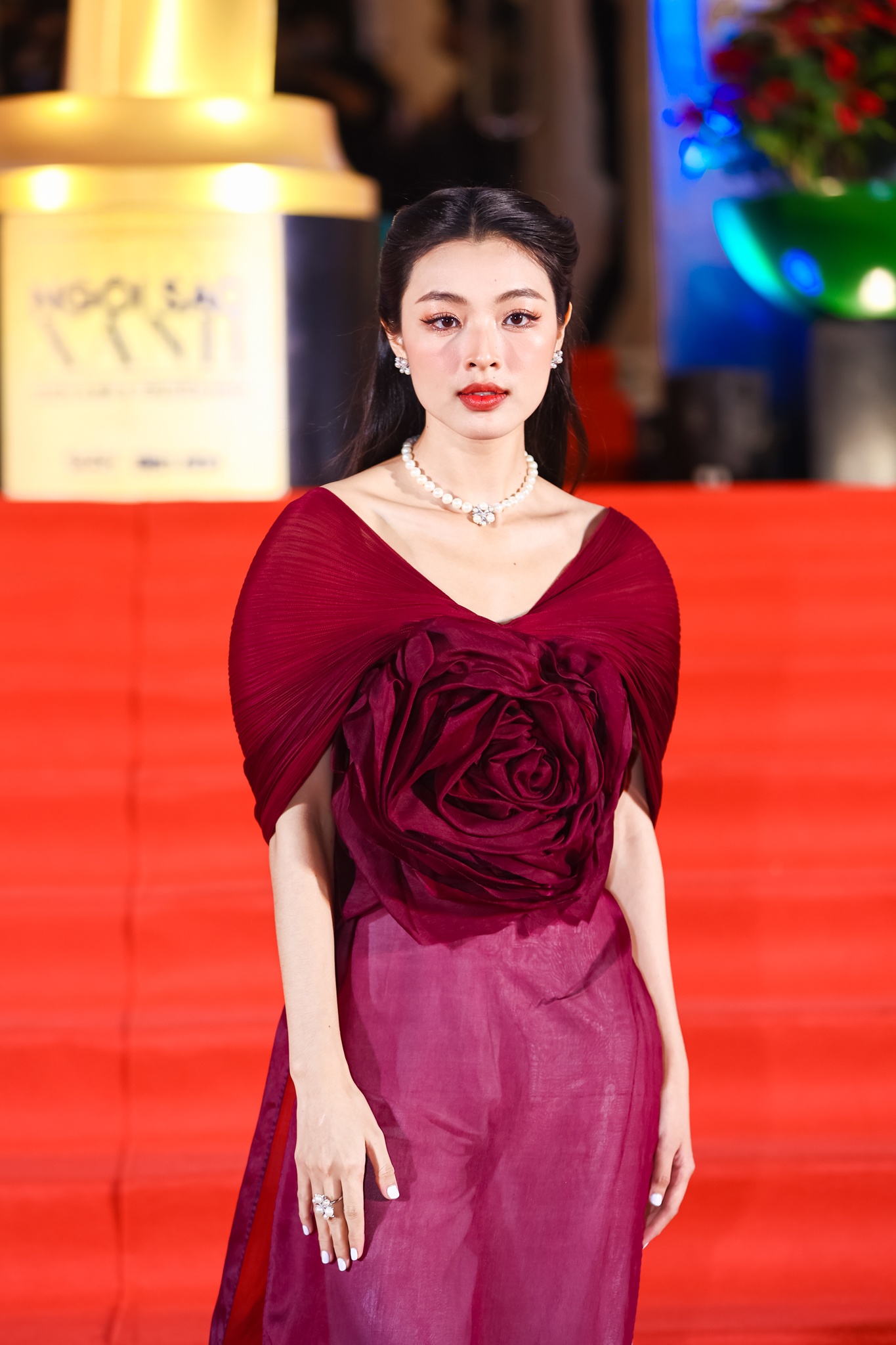 Diễn viên mới Lan Thy cũng gây được nhiều sự chú ý bởi sở hữu nhan sắc ngọt ngào cùng diễn xuất khá chắc tay. Nữ diễn viên 'Em và Trịnh' khoe sắc rạng ngời trong các bộ cánh lộng lẫy