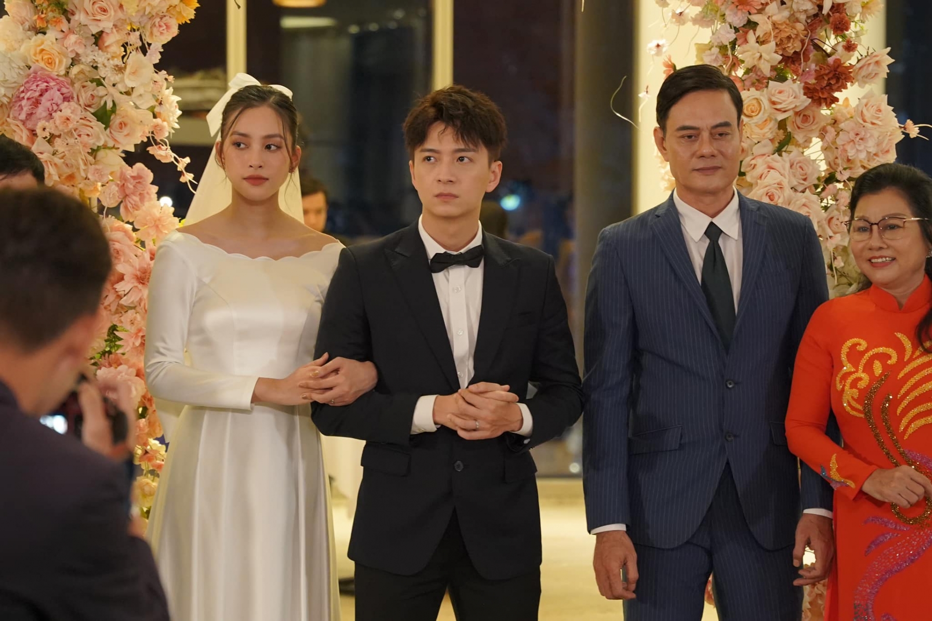 Sao Việt 8/1: Mâu Thủy 'bầu vượt mặt' đi đón xuân, Đỗ Thị Hà gây hoang mang mới cách làm đẹp ngược đời - Ảnh 4