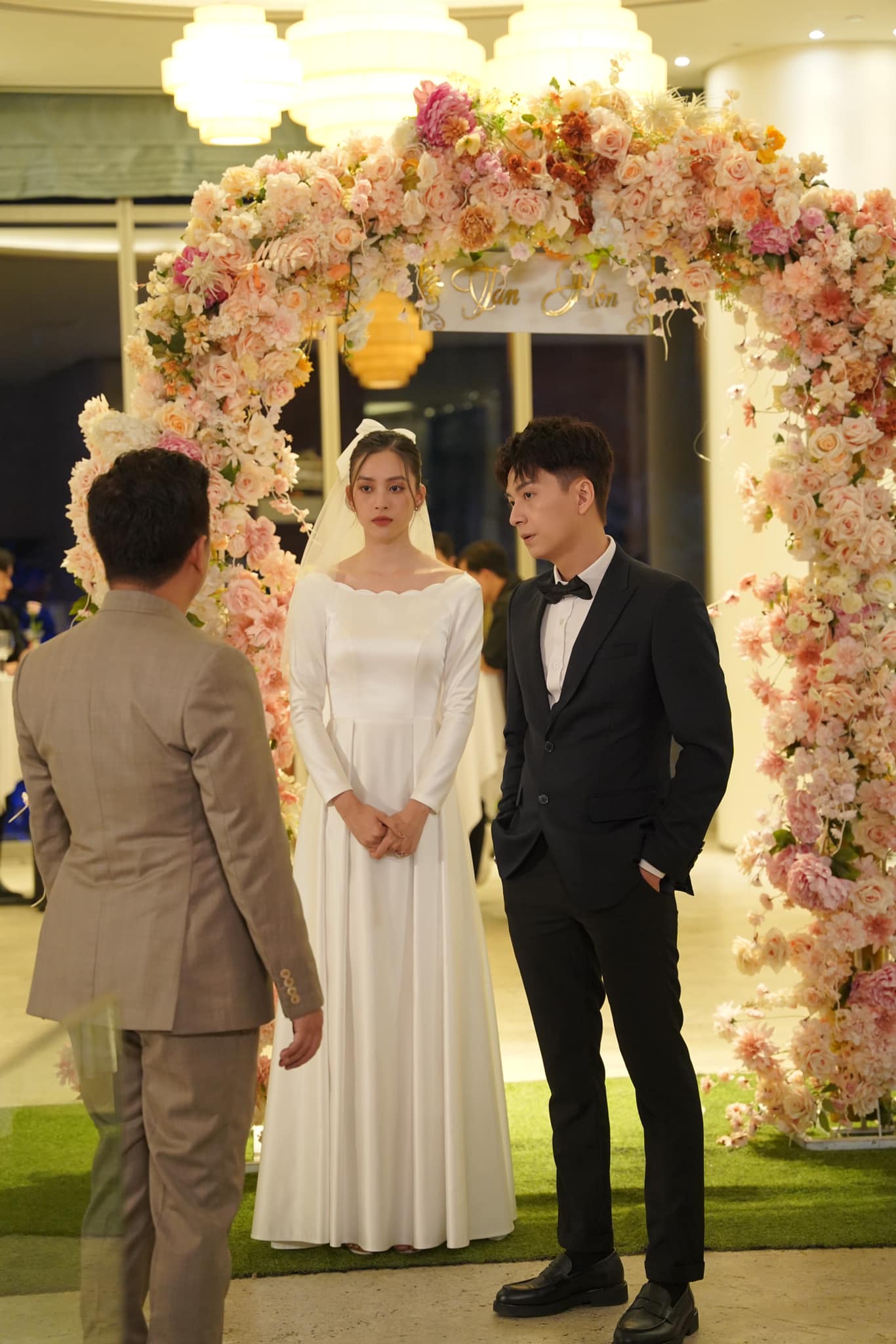 Chú rể Ngô Kiến Huy bảnh bao bên cạnh cô dâu Tiểu Vy khiến dân mạng hết lời khen ngợi nhan sắc cả hai. Ảnh FBNV