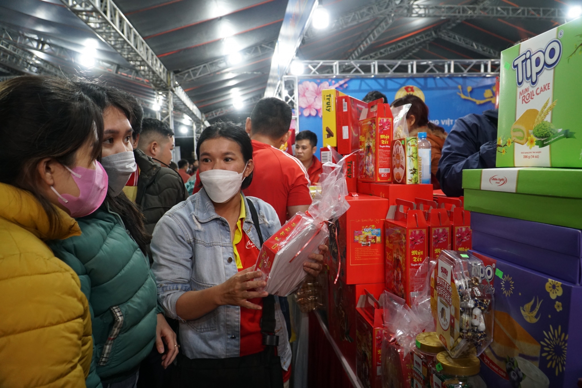 Liên đoàn Lao động Tp.Đà Nẵng trao tặng trao tặng 30 nghìn phiếu mua hàng, tổng trị giá 3 tỷ đồng cho đoàn viên, người lao động mua sắm tại Chợ Tết Công đoàn. Bên cạnh đó, lãnh đạo Tp.Đà Nẵng đã trao 8.000 suất quà, mỗi suất 500 nghìn đồng, trị giá 4 tỷ đồng cho người lao động có hoàn cảnh khó khăn.