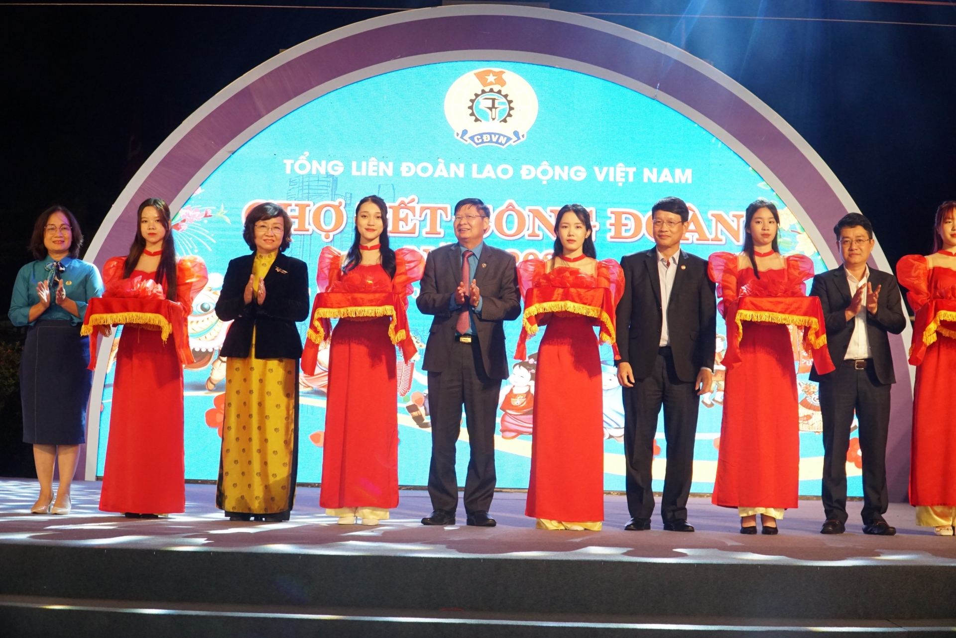 Tối 6/1, tại Tp.Đà Nẵng, Tổng Liên đoàn Lao động Việt Nam phối hợp với Liên đoàn Lao động Tp.Đà Nẵng tổ chức khai mạc Chợ Tết Công đoàn năm 2023.