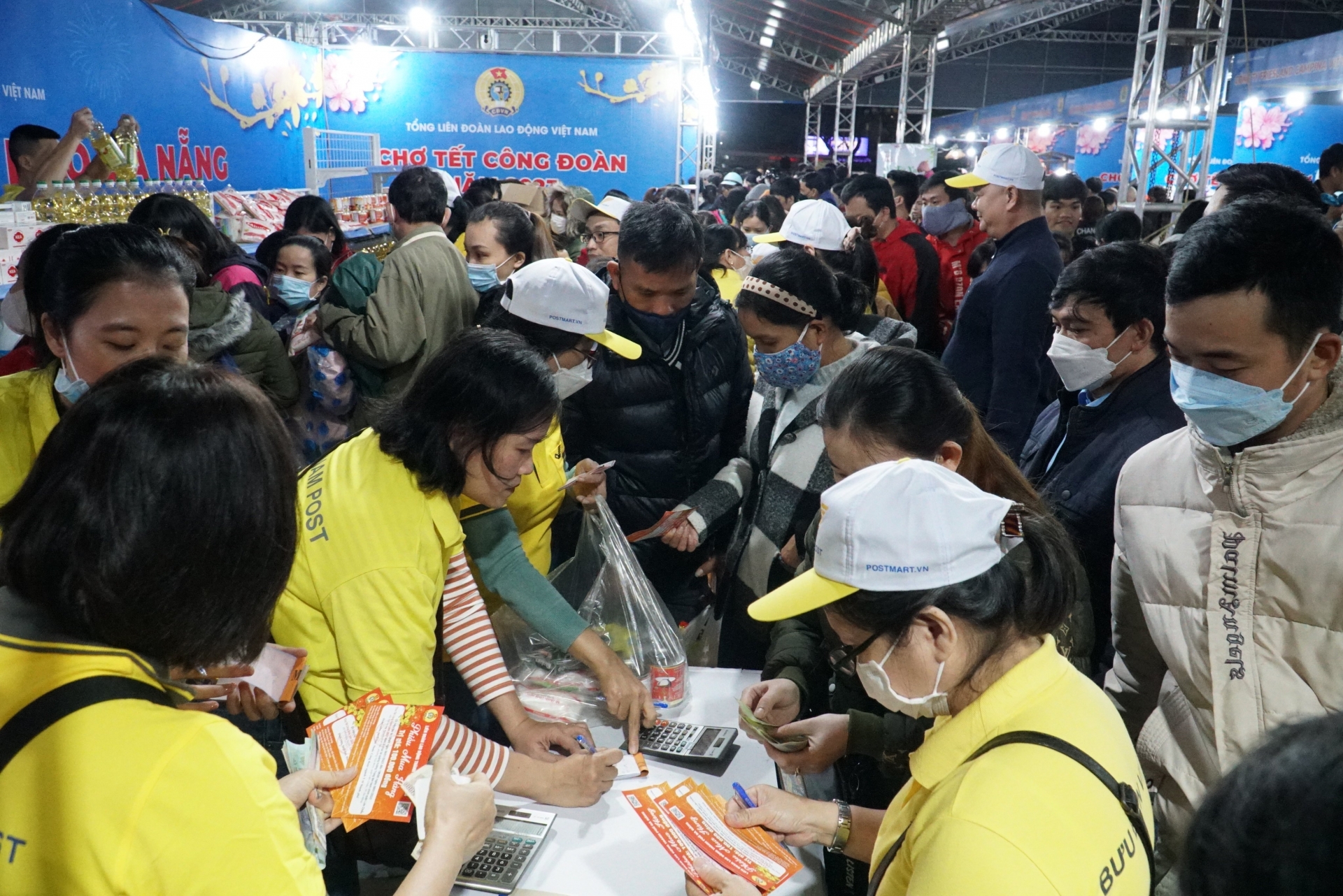 Tại chương trình khai mạc, Tổng Liên đoàn Lao động Việt Nam đã trao tặng đoàn viên, người lao động Tp.Đà Nẵng 10 nghìn phiếu mua hàng, tổng trị giá 750 triệu đồng.