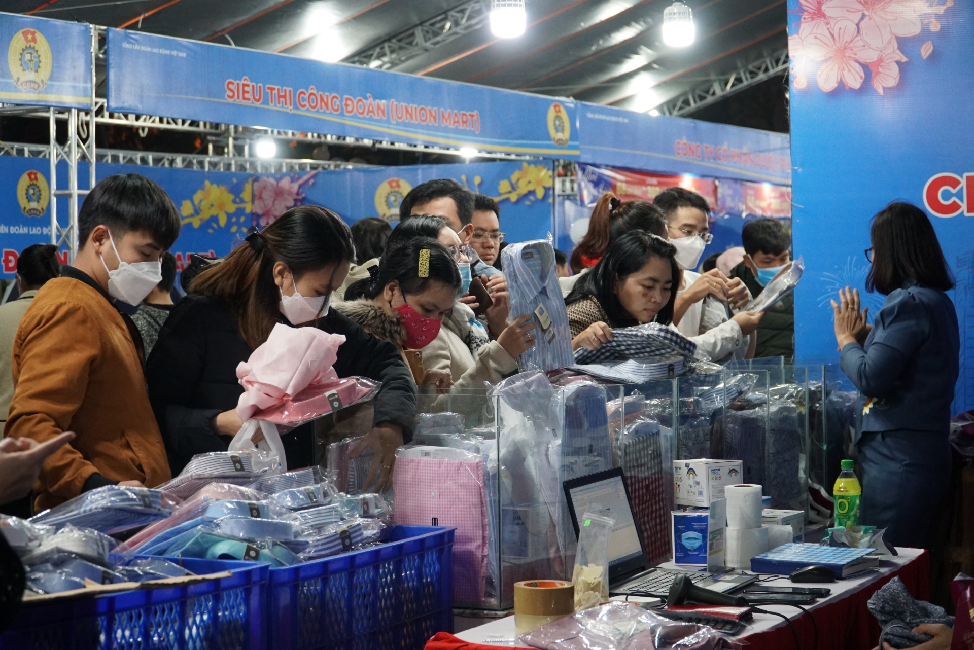 Bên cạnh đó, các địa phương này cũng tổ chức nhiều hoạt động chăm lo, hỗ trợ thiết thực các cả về vật chất và tinh thần cho người lao động, đặc biệt là người lao động có hoàn cảnh khó khăn, đảm bảo cho người lao động được đón Tết vui tươi, đầm ấm và hạnh phúc.