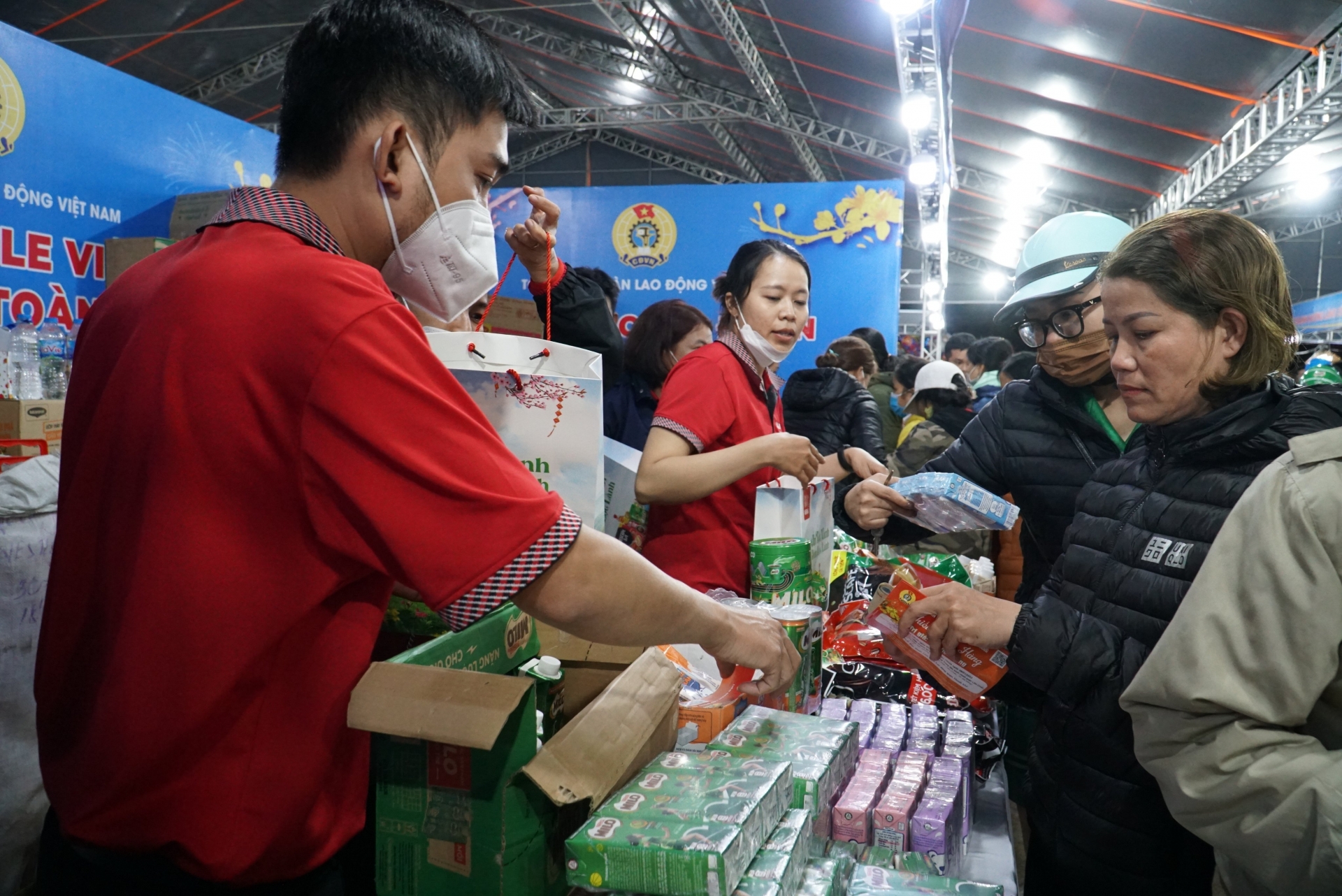 Trong đó, năm 2023 này, Liên đoàn Lao động Việt Nam sẽ tổ chức chuỗi “Chợ Tết công đoàn” tại 22 địa phương và công đoàn ngành.