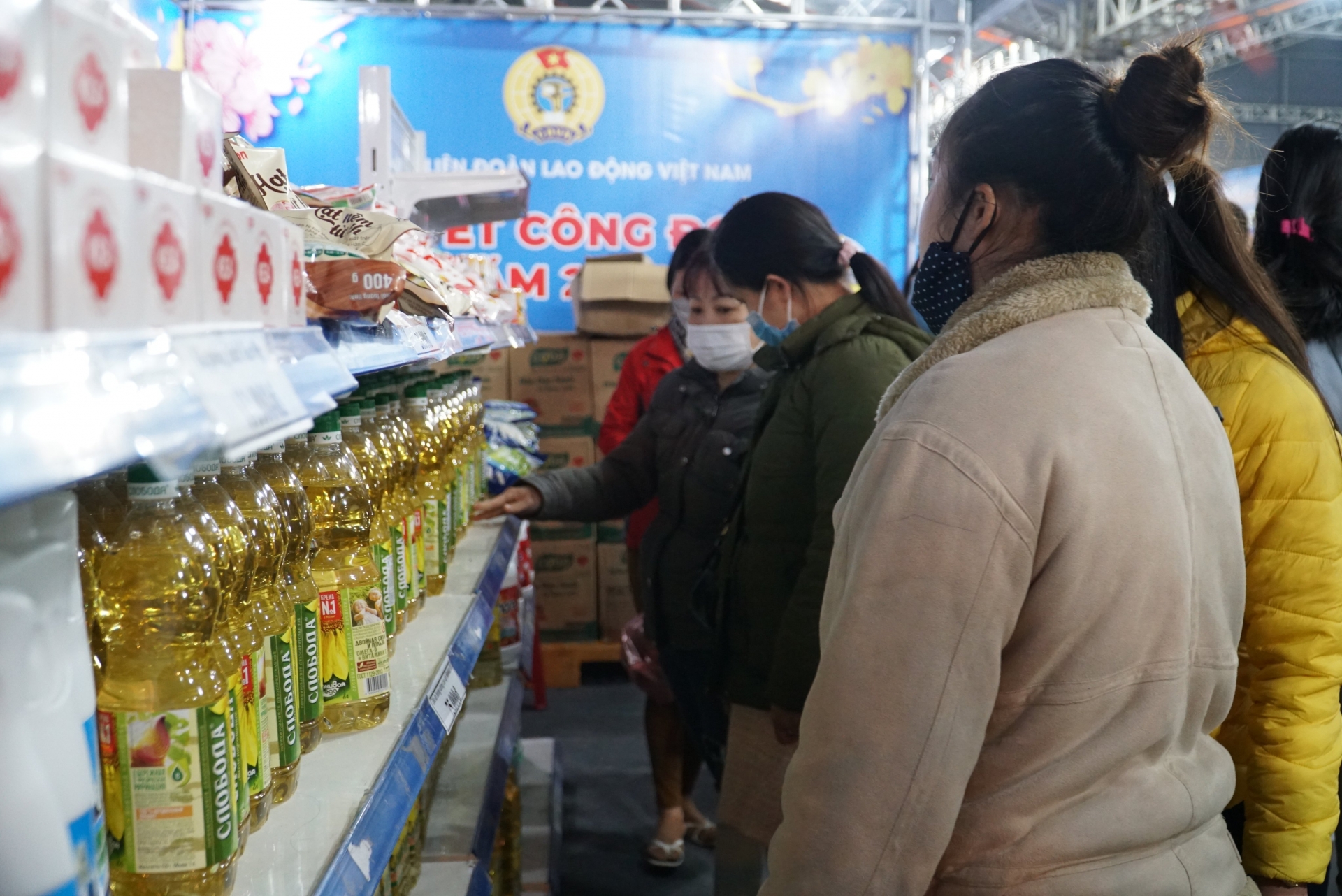 Phát biểu khai mạc Chợ Tết Công đoàn, ông Phan Văn Anh, Phó Chủ tịch Liên đoàn Lao động Việt Nam cho biết, năm 2023, với chủ đề “Tết sum vầy – Xuân gắn kết”, Tổng Liên đoàn Lao động Việt Nam sẽ tổ chức và chỉ đạo Liên đoàn Lao động các địa phương tổ chức các hoạt động có ý nghĩa, thiết thực chăm lo Tết cho người lao động.