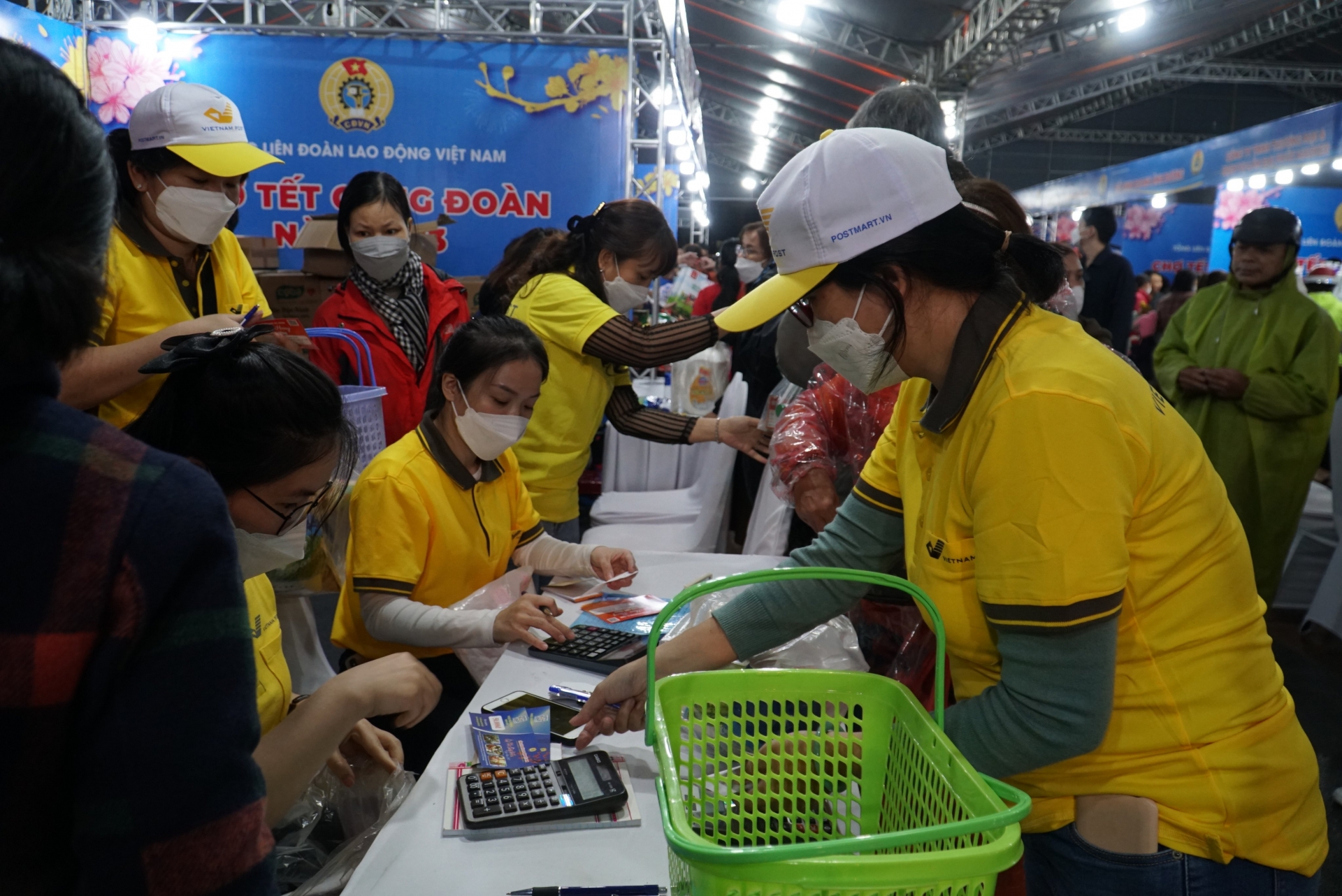 Bên cạnh đó, Chợ Tết Công đoàn còn có khu trưng bày, giới thiệu các sản phẩm, dịch vụ tiêu biểu của các doanh nghiệp đồng hành cùng Liên đoàn Lao động thành phố; tổ chức gian hàng với hoạt động tư vấn, khám sức khoẻ và phát thuốc miễn phí; giới thiệu việc làm cho đoàn viên, người lao động.