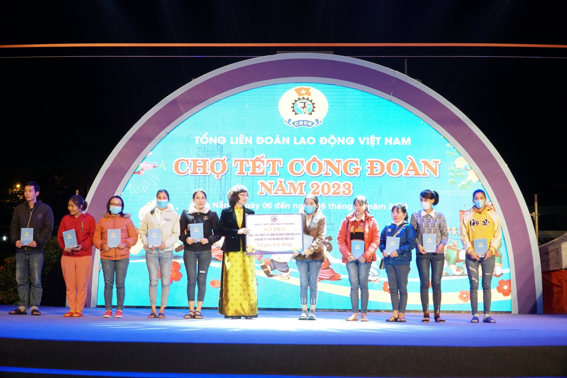 Diễn ra trong 3 ngày từ 6/1 đến 8/1, Chợ Tết Công đoàn 2023 có quy mô 80 gian hàng bán các mặt hàng thiết yếu, hàng tiêu dùng dịp Tết với nhiều chương trình bán hàng bình ổn, hàng đồng giá, giảm giá và ưu đãi dành cho đoàn viên, người lao động.