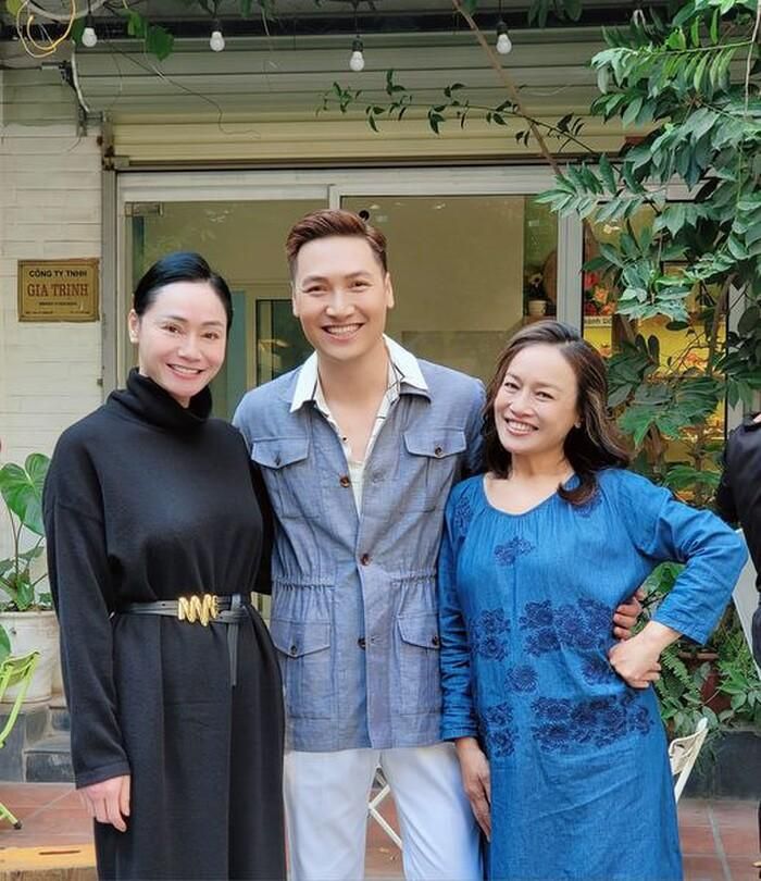 Mạnh Trường khoe mối quan hệ thân thiết với hai diễn viên trong phim 'Hương vị tình thân'. Ảnh FBNV Mạnh Trường khoe mối quan hệ thân thiết với hai diễn viên trong phim 'Hương vị tình thân'. Ảnh FBNV