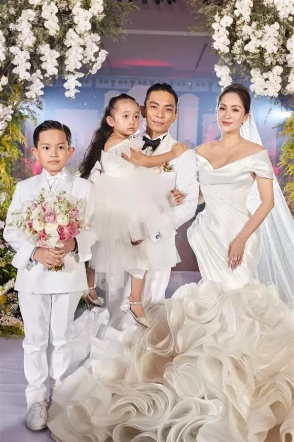 Gia đình hạnh phúc của Khánh Thy và Phan Hiển. Ảnh FB Gia đình hạnh phúc của Khánh Thy và Phan Hiển. Ảnh FB