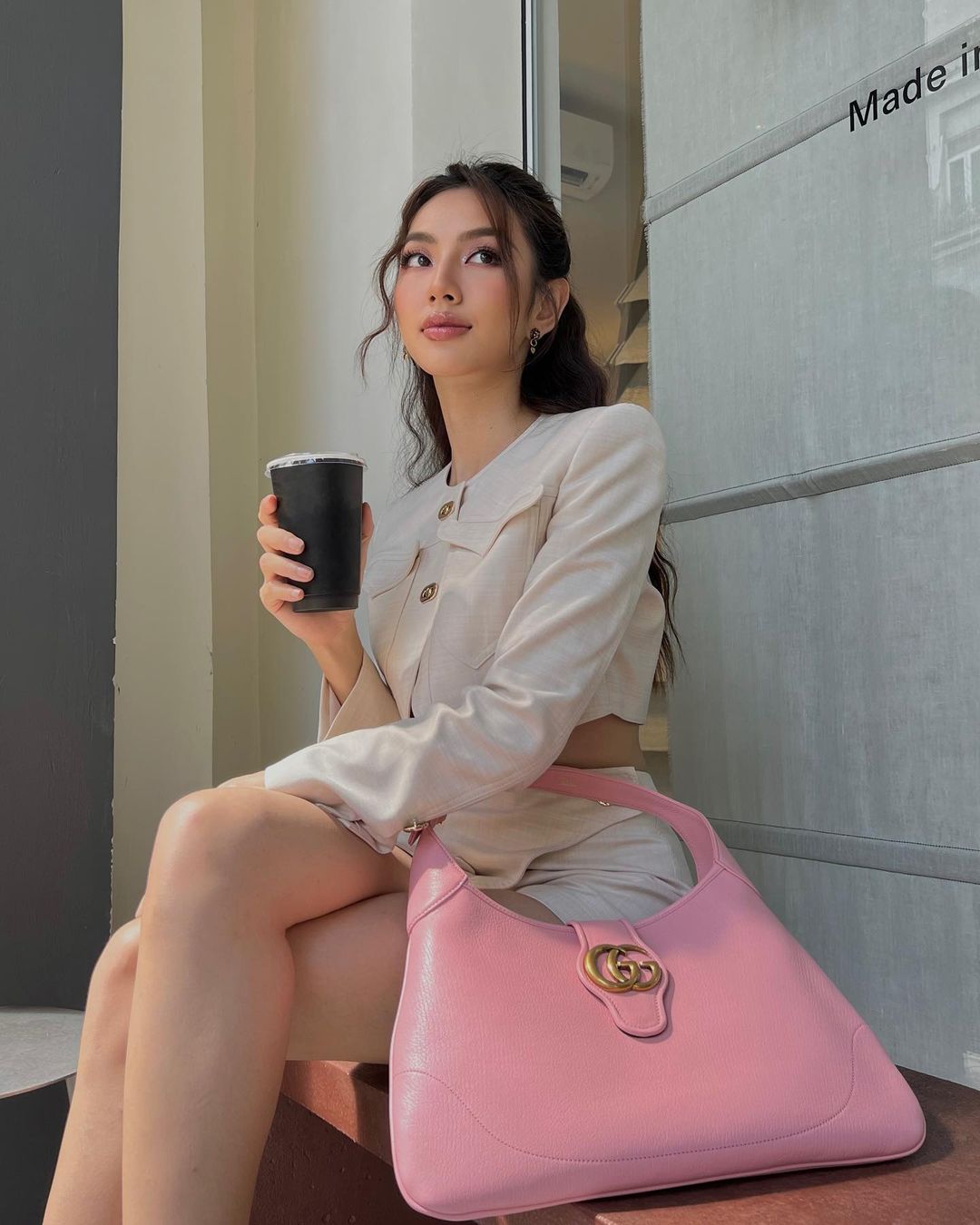 Hoa hậu Thùy Tiên hé lộ bí mật về hình ảnh mặc đồ bộ đi mua hoa Tết - Ảnh 1