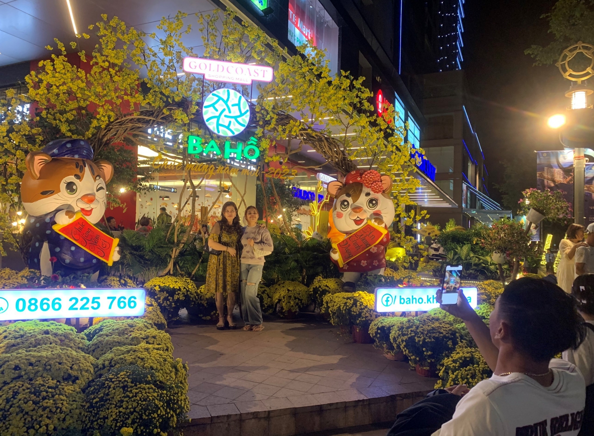 Người dân phố biển Nha Trang đi dạo, chụp ảnh trong những ngày giáp Tết.