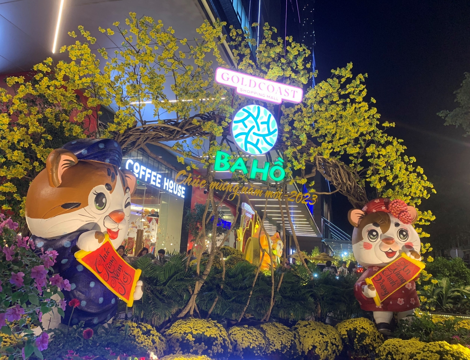 2 tượng mèo ngộ nghĩnh ở ngã tư Trần Hưng Đạo - Lý Tự Trọng, Tp.Nha Trang là nơi được nhiều người chọn làm nơi chụp ảnh.