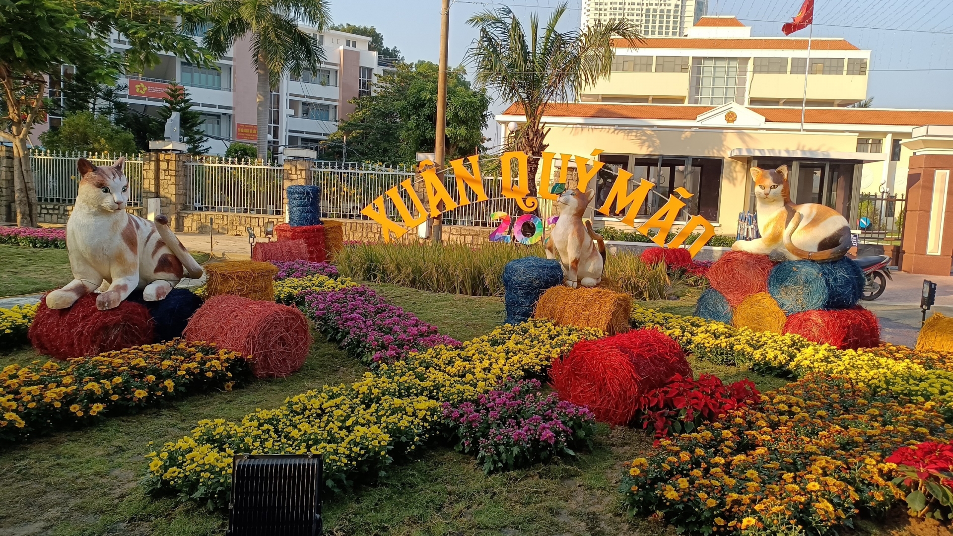 Ở mỗi khu vực, những tượng mèo được bày trí trong các tiểu cảnh khác nhau.