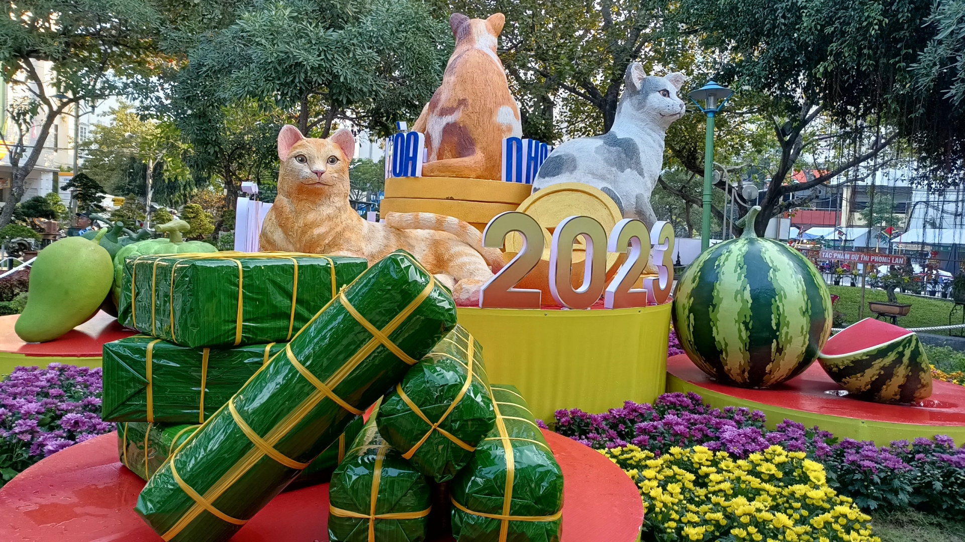 Tại Hội hoa xuân còn có nhiều tượng mèo được bày trí tại nhiều nơi trong khuôn viên Công viên Yến Phi và Công viên thiếu nhi.