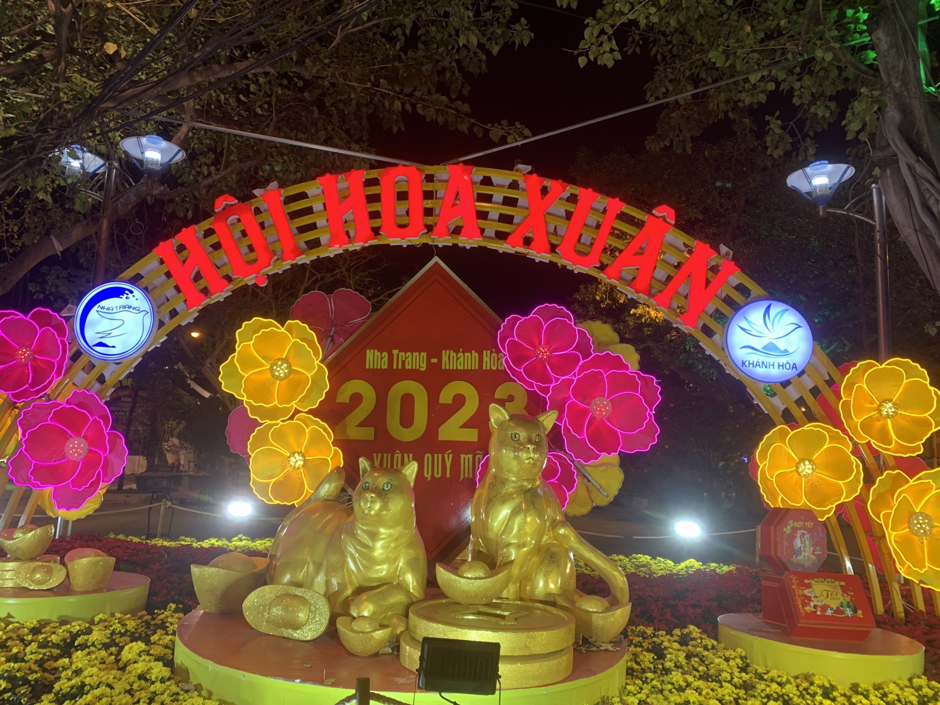 Tượng mèo vàng tại Hội Hoa xuân Nha Trang - Khánh Hòa ở khu vực công viên Yến Phi, Tp.Nha Trang. Mèo làm bằng khung sắt mạ kẽm, xốp định hình và sơn chuyên dụng, có chiều cao và độ dài khoảng 1,5-2 m, với tư thế nằm và ngồi trên đồng tiền, với ý tưởng mong muốn một năm trù phú, bình an.