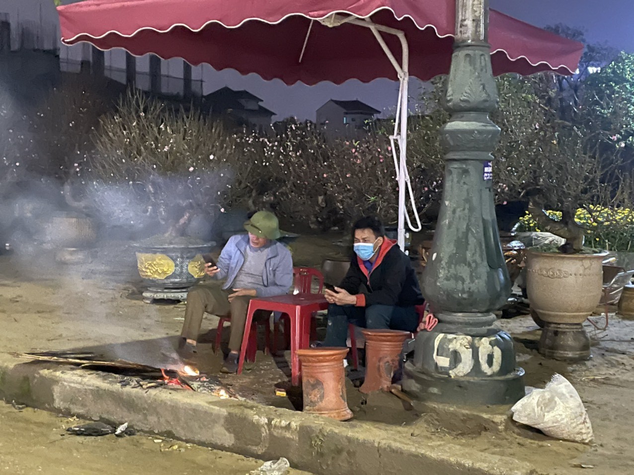 Theo chia sẻ của nhiều tiểu thương họ sẽ dựng lều bán đến 30 Tết bởi năm nay thị trường có phần hẩm hiu. Nghề bán hàng hoa Tết, ngoài bươn chải, khuân vác nặng nhọc, ăn chực, nằm chờ tạm bợ thì còn đối mặt với vô vàn nỗi lo. Bởi nghề buôn hoa cũng như... canh bạc, năm được thì phấn khởi có Tết ấm no, thua lỗ thì xác định mất Tết. Theo anh Nguyễn Trọng Tân, trú ở Hà Tĩnh, do vườn đào chất lượng và độc lạ hơn nhiều của hàng khác nên đến thời điểm 27 Tết cũng bán được 2/3. Do thời tiết mưa lạnh nên người đi chọn đào cũng thưa hơn năm ngoái.