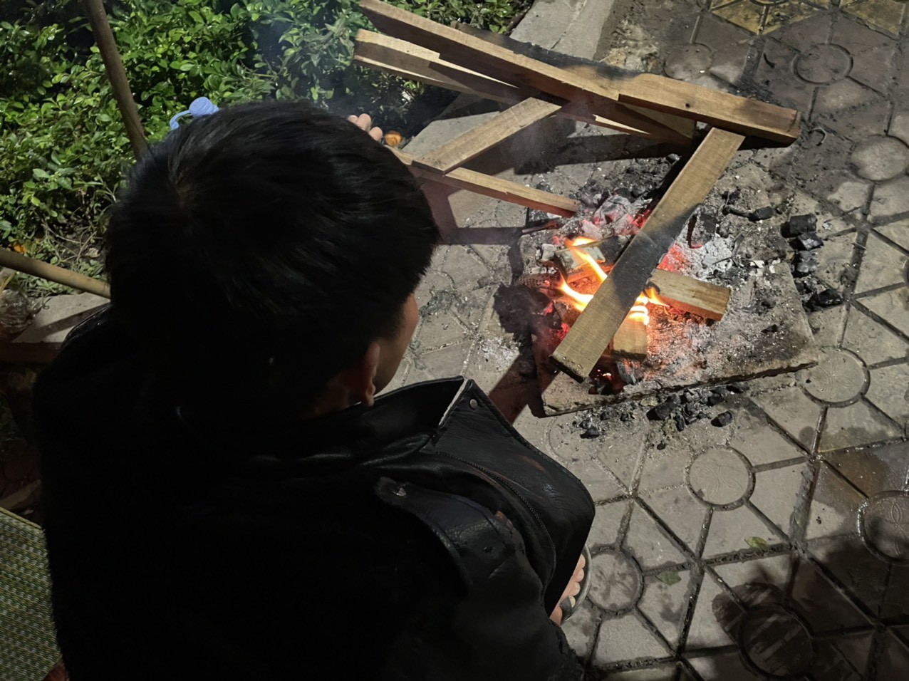 Em Nguyễn Xuân Hiếu, quê ở Thanh Chương cho biết năm nay quất ế, lượng người mua ít. Em đi xuất khẩu Đài Loan được 4 năm. Năm nay Hiếu về quê, có người anh họ rủ đi buôn quất để kiếm ít tiền tiêu Tết. 'Số tiền anh em chung nhau hơn 500 triệu đồng. Bọn em thuê 2 chỗ để bán. Năm nay, giá thành quất đắt hơn năm ngoái nên người dân cũng kén chọn hơn. Hàng bọn em lấy từ Hưng Yên về. Công vận chuyển cũng đã mấy chục triệu đồng, tiền thuê mặt bằng để bán cũng đắt. Làm nghề buôn hàng hoa như bọn em trăm thứ phải lo. Lo thời tiết, nắng quá quất héo, lạnh quá quất rụng. Lo không bán được hàng thì mất Tết', Hiếu tâm sự về nỗi lo của những người đi buôn.