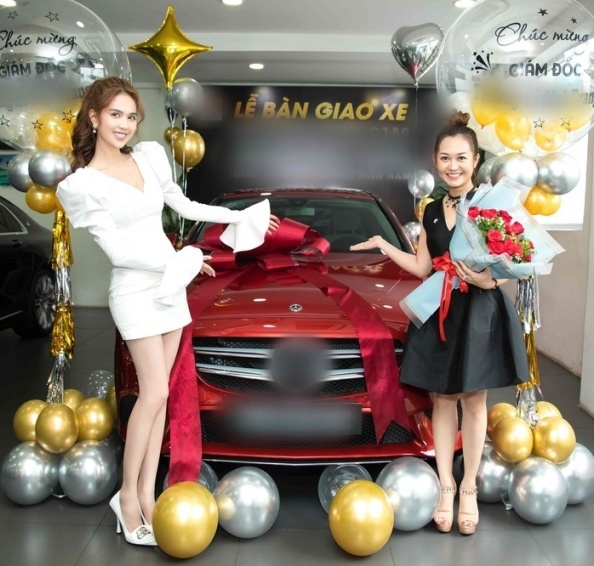 Ngọc Trinh hào phóng tặng quà cho nhân viên. Ngọc Trinh hào phóng tặng quà cho nhân viên.