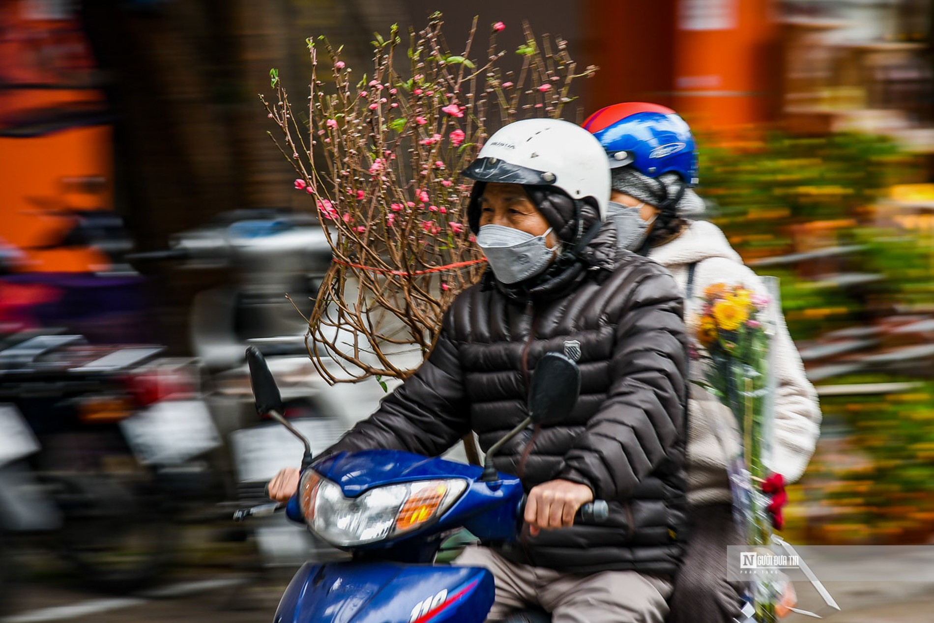 Càng gần Tết cảnh đông đúc, nhộn nhịp người qua lại, mua bán trên phố hoa Hoàng Hoa Thám xuất hiện càng nhiều.