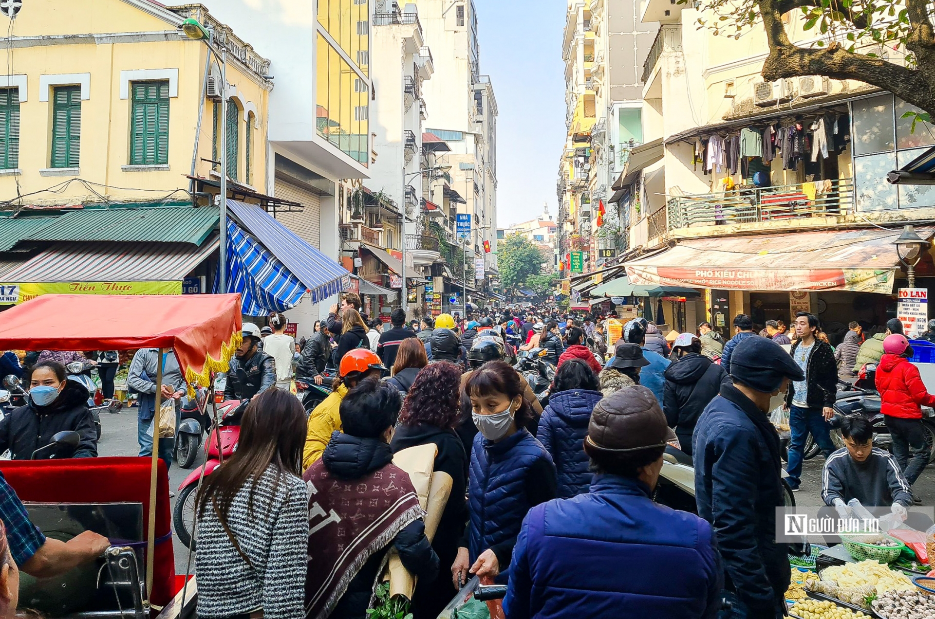 Càng về trưa lại càng đông nghịt người xếp hàng mua, mọi nẻo đường dẫn vào chợ đều chật cứng người qua lại.