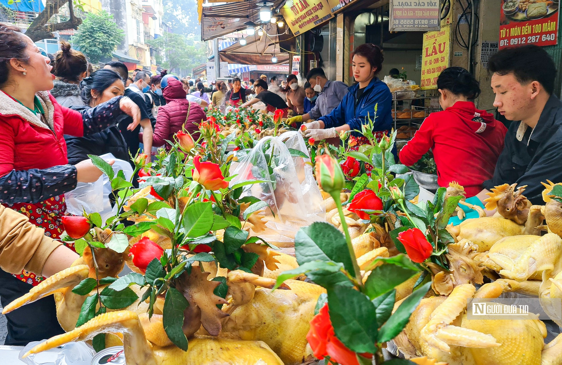 Những con gà luộc chất lượng, vàng ươm có giá bán dao động từ 300 - 800.000 đồng/con.