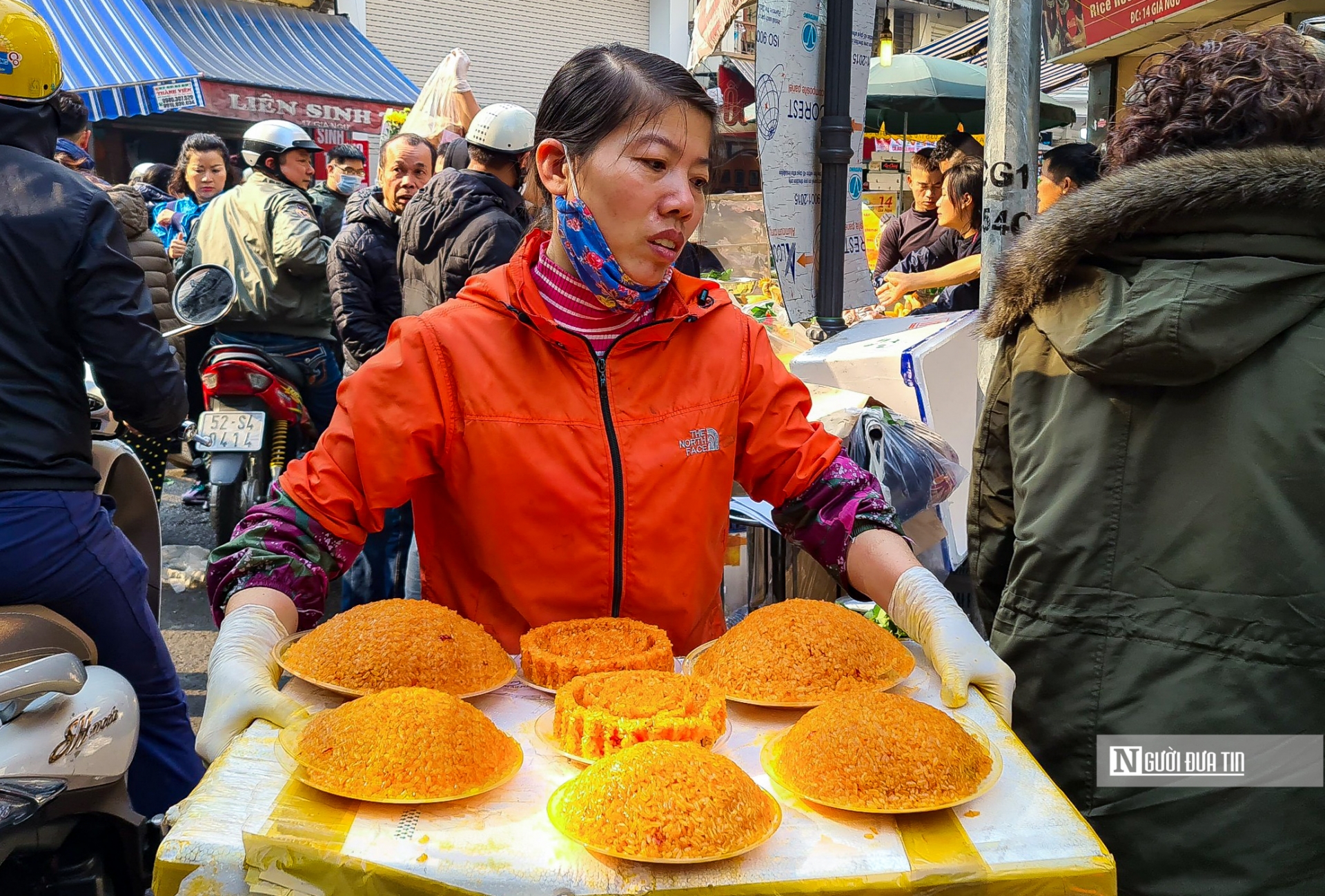 Được biết, ở đây cũng bày bán nhiều mặt hàng khác như xôi gấc có giá 40 tới 100 nghìn đồng tuỳ kích cỡ. Hoa bưởi trang trí bàn thờ, mâm cúng giao thừa được nhiều người mua với giá 25 nghìn đồng/lạng.