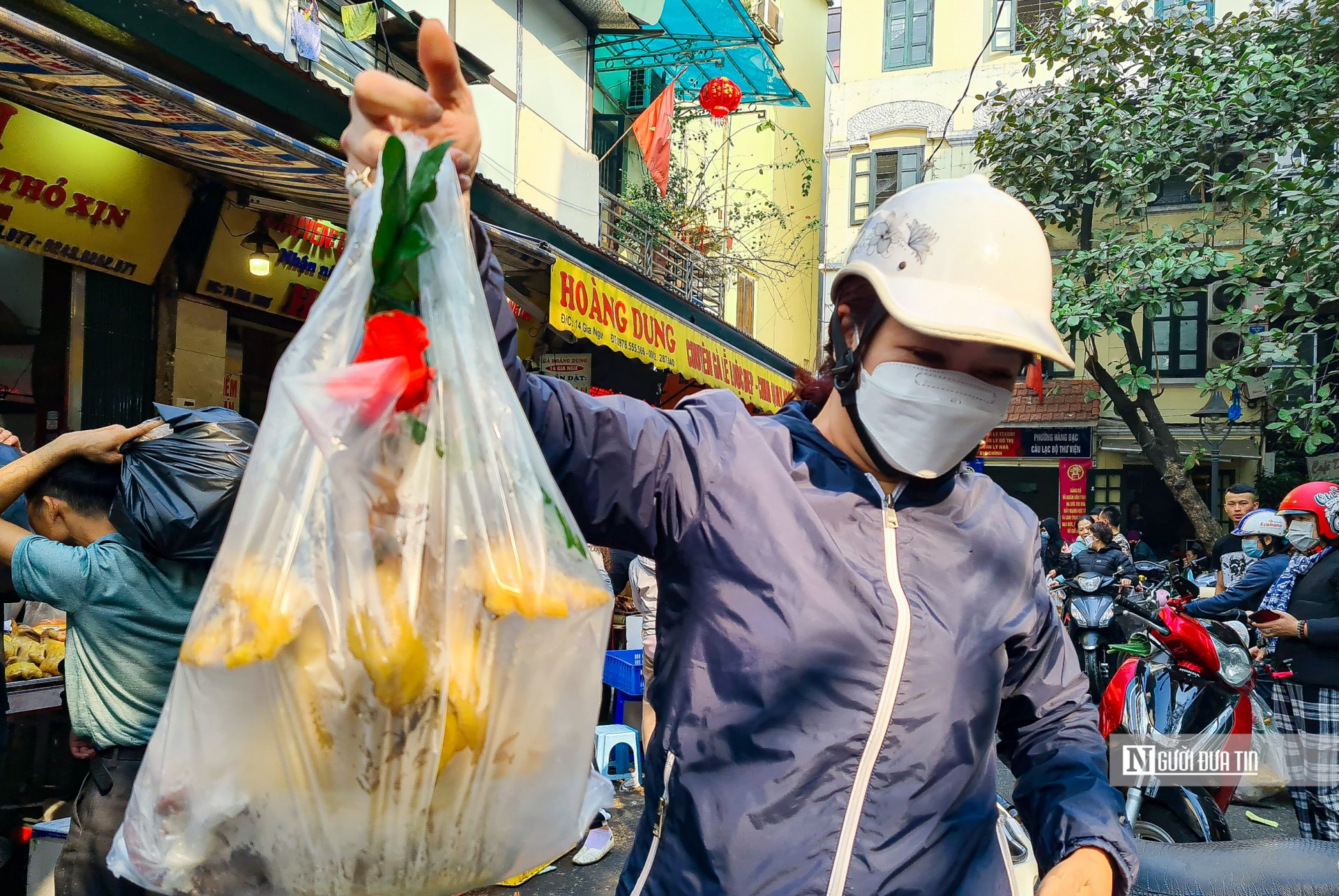 Ở đây bán cả gà trống lẫn gà mái. Gà cúng giao thừa là những con ngậm hoa hồng, bày ở ngoài để khách chọn lựa.